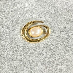 Vintage 80's Signed MONET Faux Pearl Gold Cabochon Tone Swirl Brooch Pin